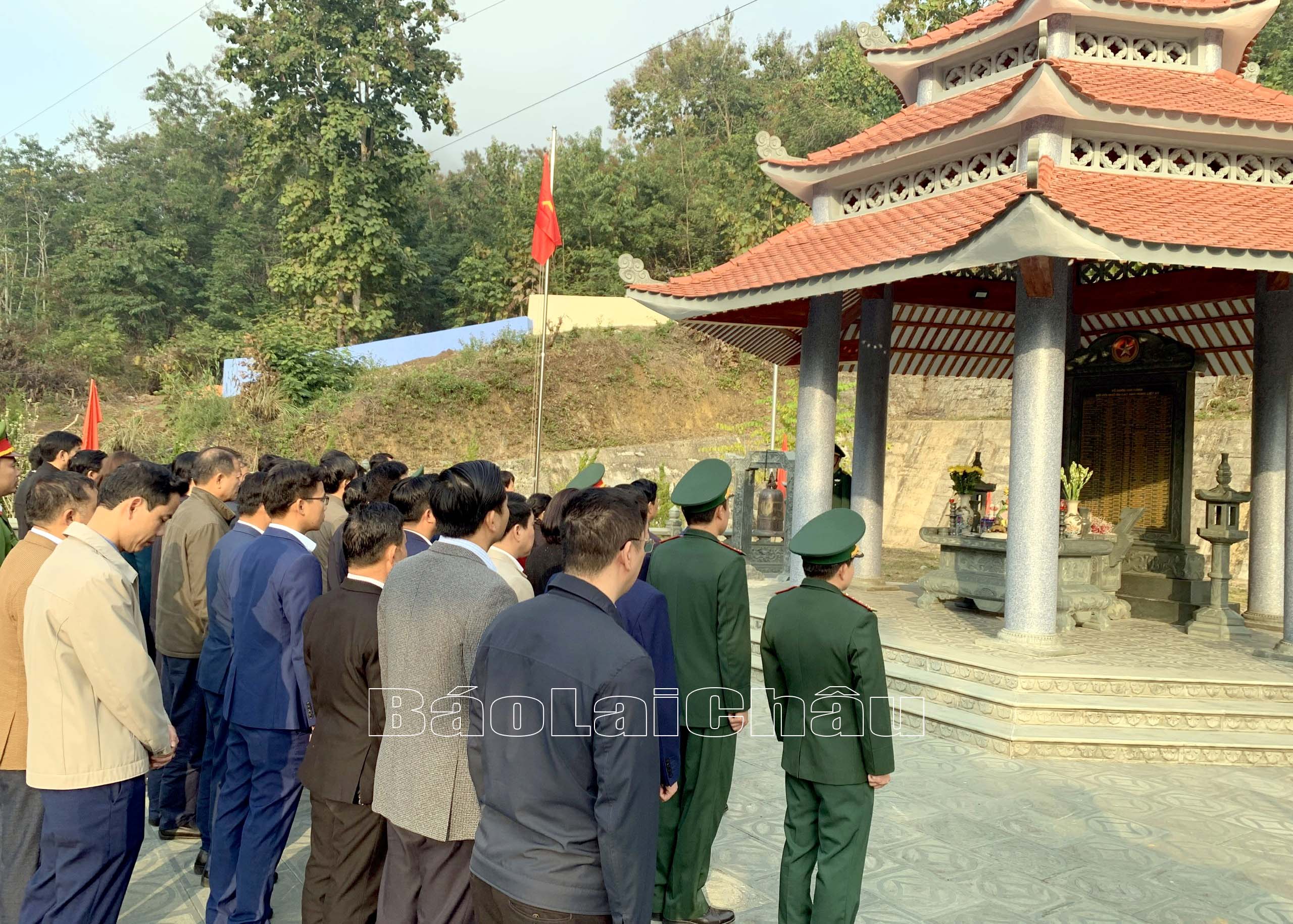 Đoàn công tác thắp hương tại Nhà bia tưởng niệm các Anh hùng liệt sỹ xã Ma Ly Pho, huyện Phong Thổ.